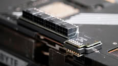 RTX 5090に半田付けされた8ピン変換基板。4つのコネクタが既存の16ピンソケットと並行して配置されている。