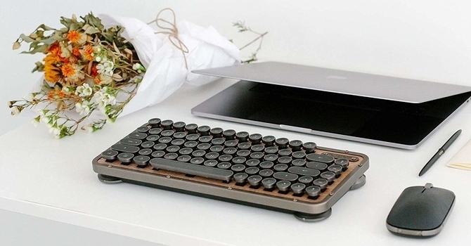 KOTAKU : Ils ont fabriqué un clavier rétro compact en bois - AZIO